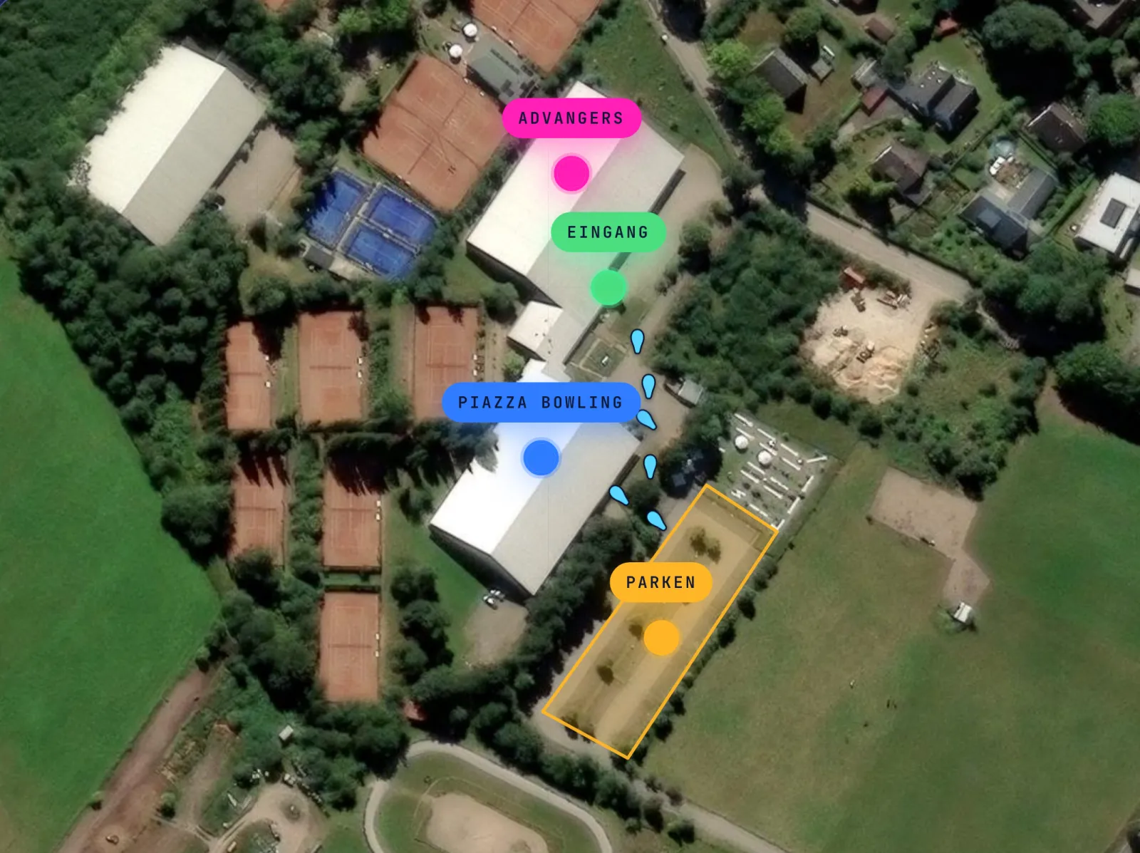 Luftbild des Geländes an der Buchholzer Landstraße 13: Advangers in der oberen Halle, der Eingang an ihrer rechten Ecke, darunter Piazza Bowling, der Parkplatz unten rechts, dazwischen der Fußweg vom Parkplatz zum Eingang.